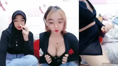 Cewek cantik ngebet memek pamer tubuh sambil colmek